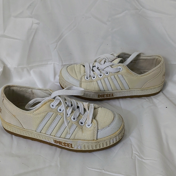 Diesel Pet Low-top Canvas Sneakers - Picture 4 of 11